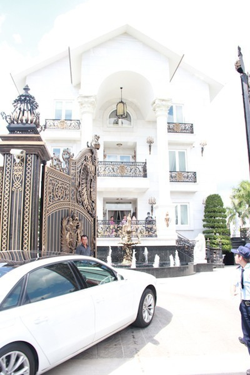 Đại gia Việt đọ độ chịu chơi qua những biệt thự dát vàng lấp lánh - 7..jpg Đại gia Việt đọ độ chịu chơi qua những biệt thự dát vàng lấp lánh - 7..jpg