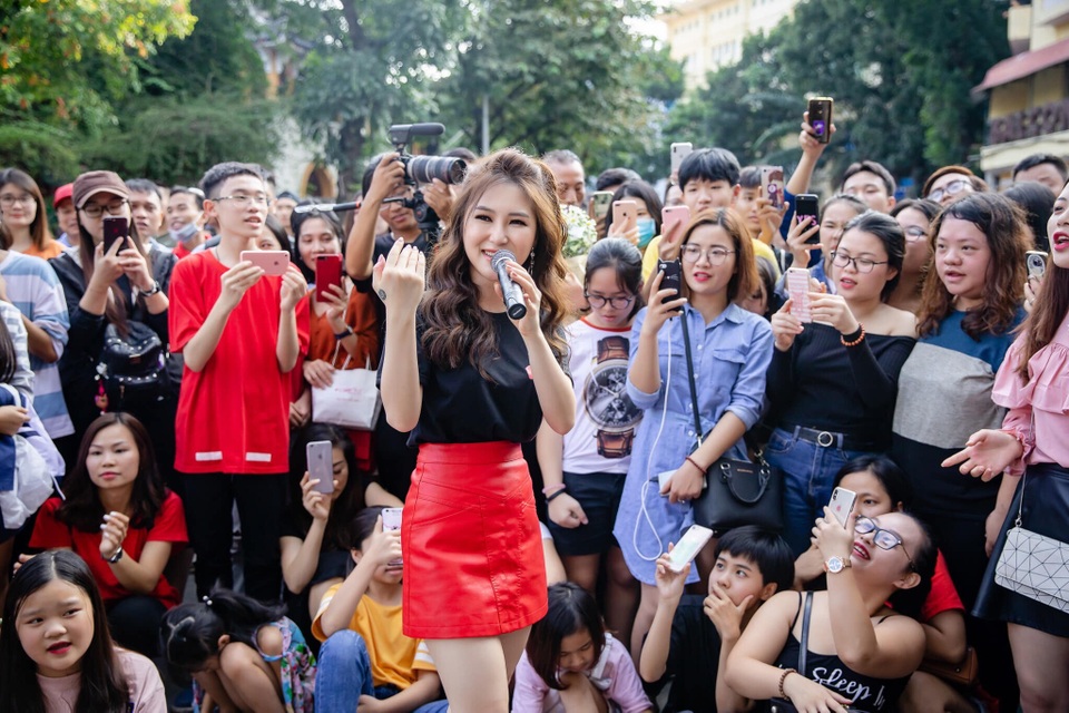 Hương Tràm tiết lộ về hình xăm trên cánh tay - 4 Hương Tràm tiết lộ về hình xăm trên cánh tay - 4