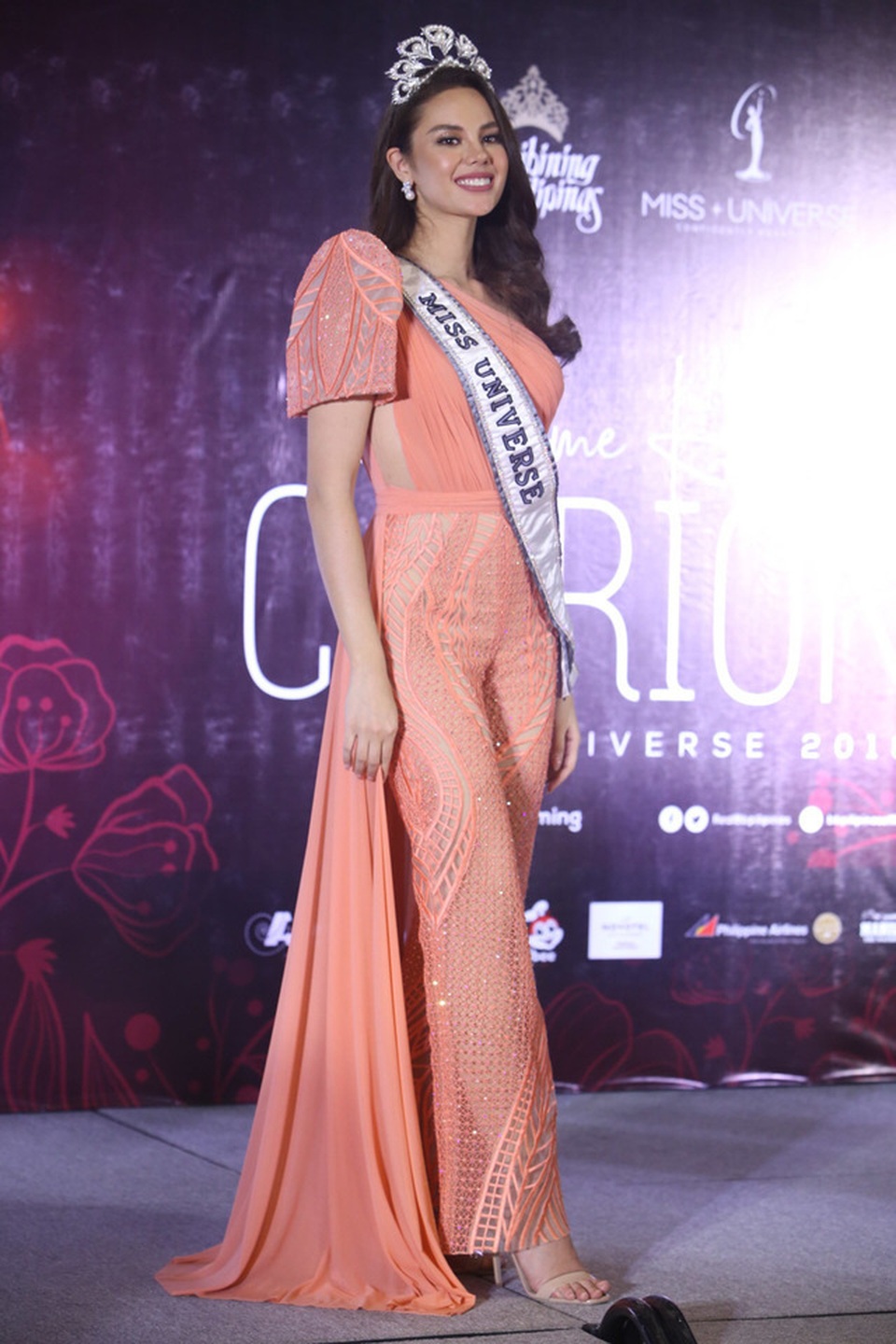 Fans chào đón tân hoa hậu hoàn vũ khi cô trở về nhà  - 13