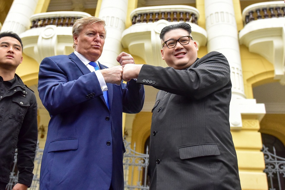 Bản sao ông Kim Jong Un và Donald Trump bất ngờ xuất hiện tại Hà Nội - 12 Bản sao ông Kim Jong Un và Donald Trump bất ngờ xuất hiện tại Hà Nội - 12
