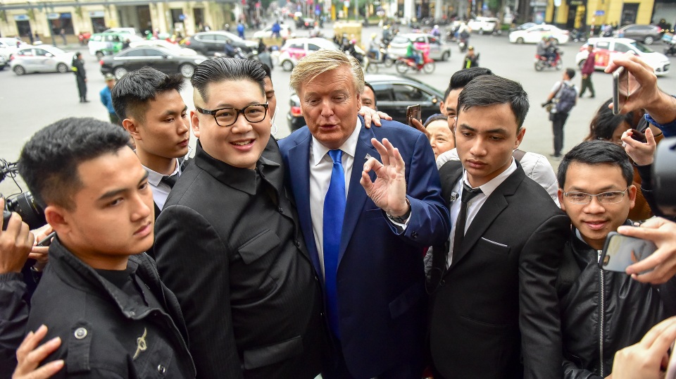Bản sao ông Kim Jong Un và Donald Trump bất ngờ xuất hiện tại Hà Nội - 2 Bản sao ông Kim Jong Un và Donald Trump bất ngờ xuất hiện tại Hà Nội - 2
