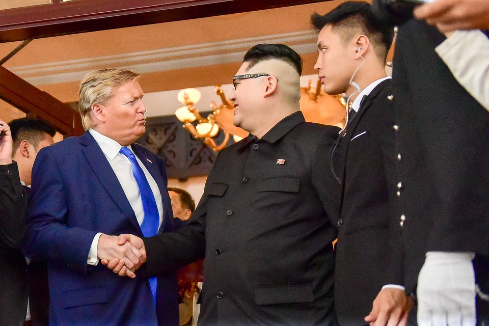 Bản sao ông Kim Jong Un và Donald Trump bất ngờ xuất hiện tại Hà Nội - 3 Bản sao ông Kim Jong Un và Donald Trump bất ngờ xuất hiện tại Hà Nội - 3