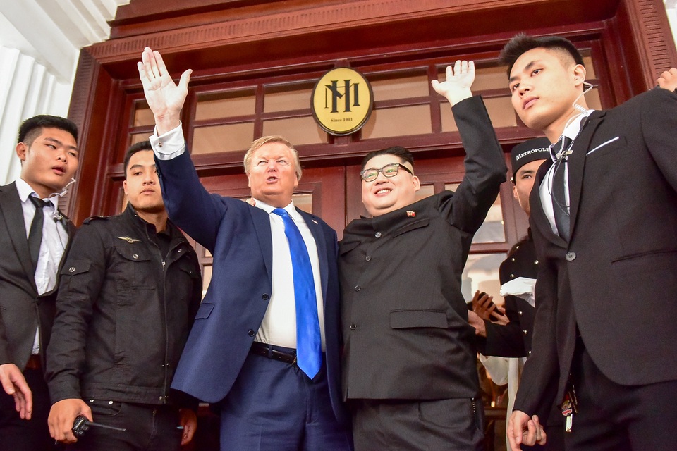 Bản sao ông Kim Jong Un và Donald Trump bất ngờ xuất hiện tại Hà Nội - 9 Bản sao ông Kim Jong Un và Donald Trump bất ngờ xuất hiện tại Hà Nội - 9
