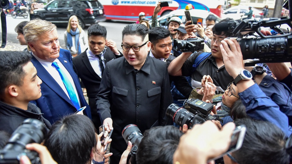Bản sao ông Kim Jong Un và Donald Trump bất ngờ xuất hiện tại Hà Nội - 4 Bản sao ông Kim Jong Un và Donald Trump bất ngờ xuất hiện tại Hà Nội - 4