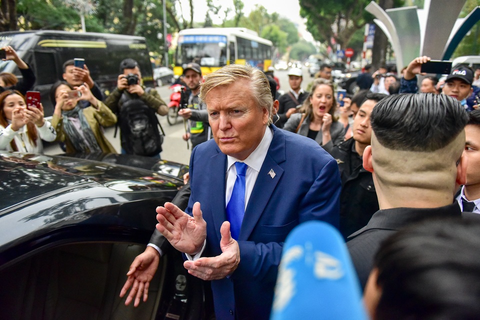 Bản sao ông Kim Jong Un và Donald Trump bất ngờ xuất hiện tại Hà Nội - 8 Bản sao ông Kim Jong Un và Donald Trump bất ngờ xuất hiện tại Hà Nội - 8