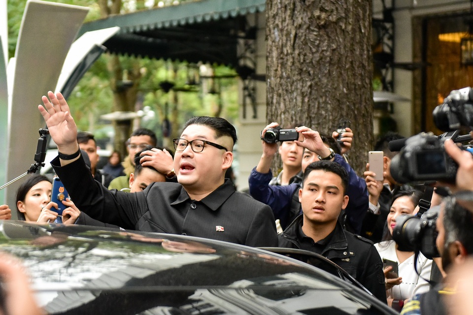 Bản sao ông Kim Jong Un và Donald Trump bất ngờ xuất hiện tại Hà Nội - 10 Bản sao ông Kim Jong Un và Donald Trump bất ngờ xuất hiện tại Hà Nội - 10