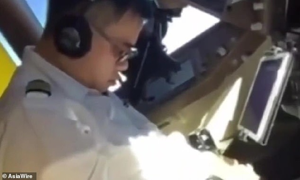 Phi công ngủ gật khi đang... lái máy bay chở khách - 1 Phi công ngủ gật khi đang... lái máy bay chở khách - 1