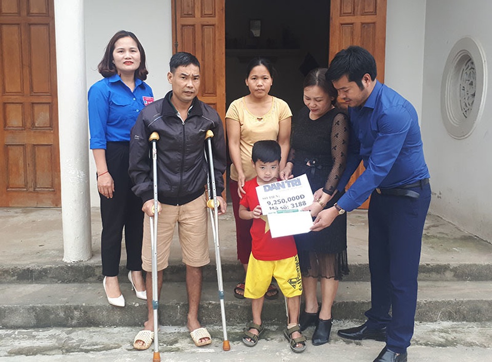 Bạn đọc giúp 2 bố con bị hoại tư xương hơn 145 triệu đồng - 4 Bạn đọc giúp 2 bố con bị hoại tư xương hơn 145 triệu đồng - 4