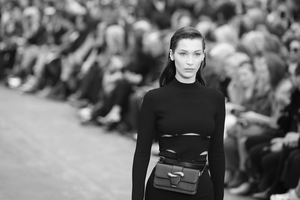 Bella Hadid nổi bật tại tuần lễ thời trang Milan - 5 Bella Hadid nổi bật tại tuần lễ thời trang Milan - 5