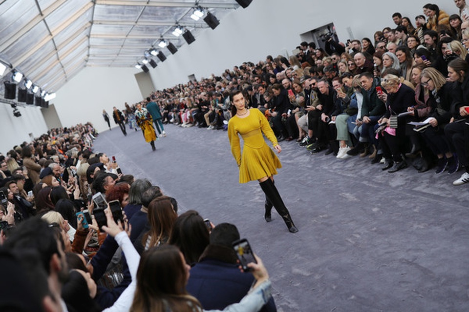 Bella Hadid nổi bật tại tuần lễ thời trang Milan - 6 Bella Hadid nổi bật tại tuần lễ thời trang Milan - 6