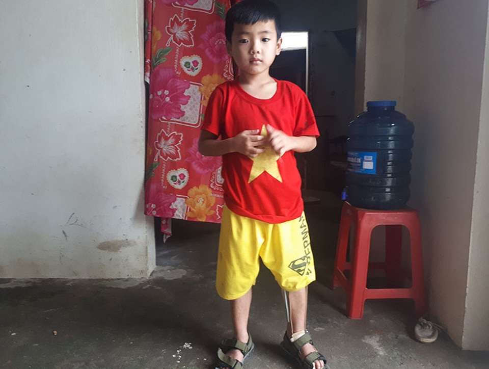 Bạn đọc giúp 2 bố con bị hoại tư xương hơn 145 triệu đồng - 5 Bạn đọc giúp 2 bố con bị hoại tư xương hơn 145 triệu đồng - 5