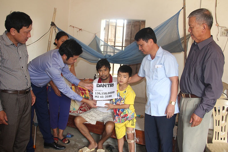 Bạn đọc giúp 2 bố con bị hoại tư xương hơn 145 triệu đồng - 3 Bạn đọc giúp 2 bố con bị hoại tư xương hơn 145 triệu đồng - 3