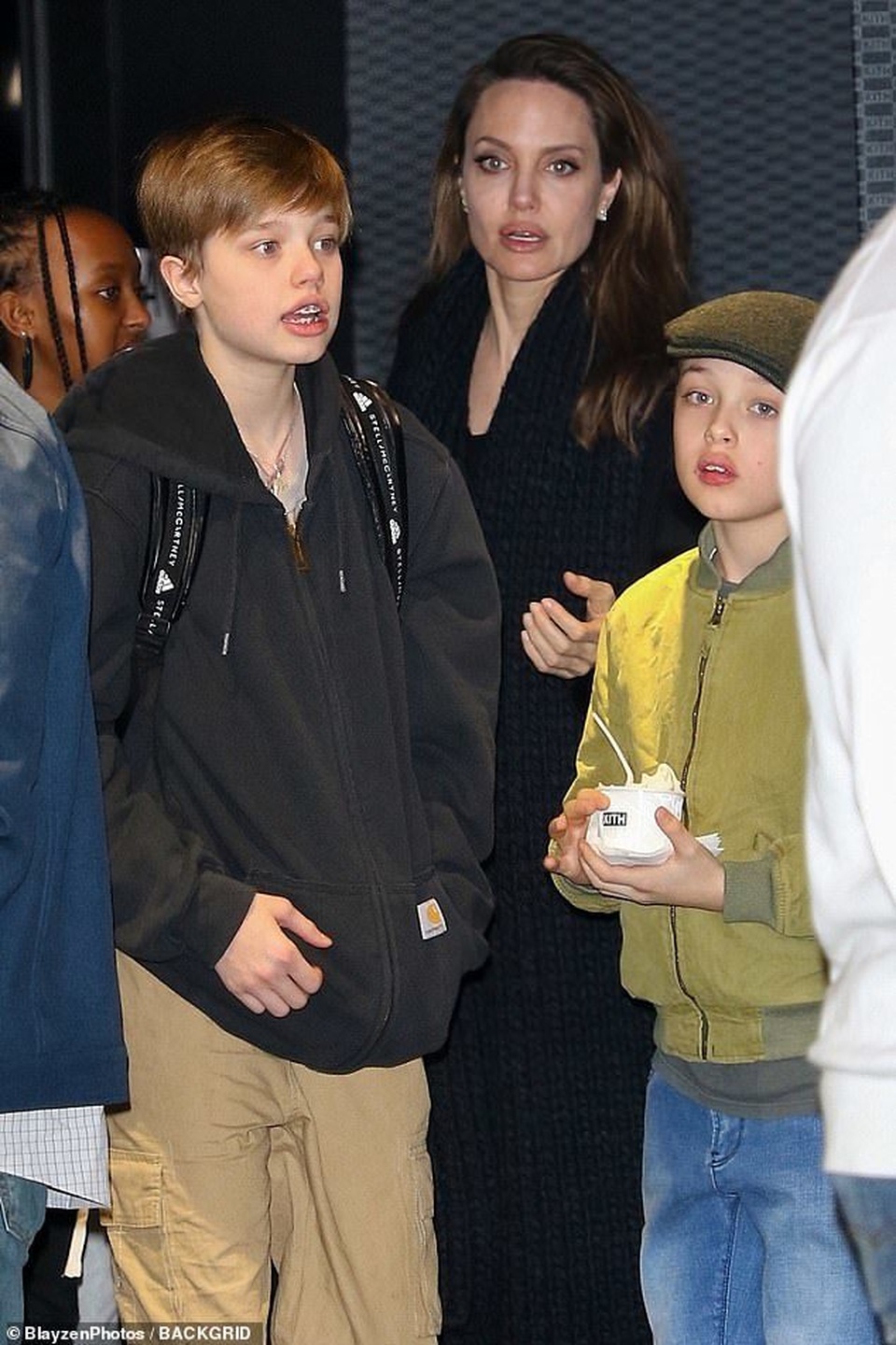 Angelina Jolie thanh lịch đưa con đi ăn tối - 4 Angelina Jolie thanh lịch đưa con đi ăn tối - 4