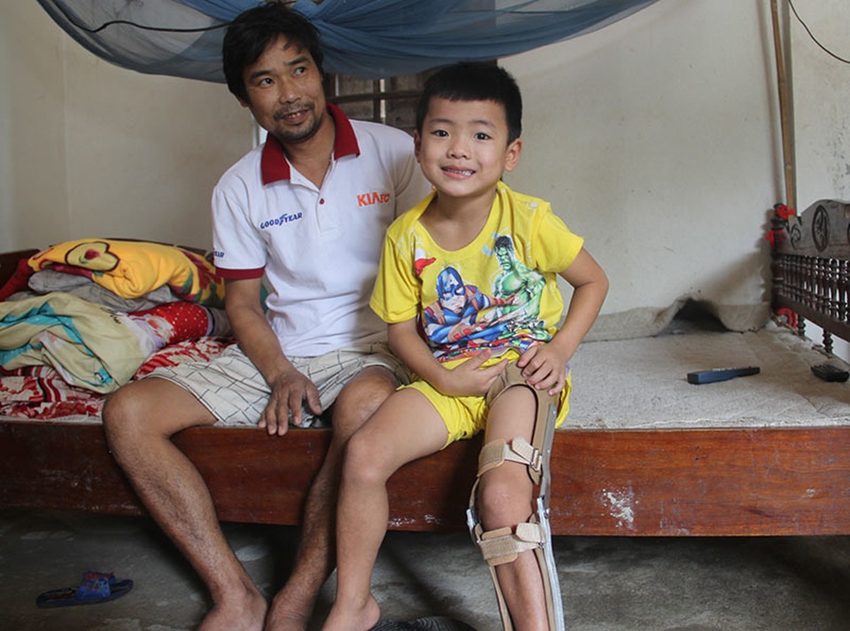 Bạn đọc giúp 2 bố con bị hoại tư xương hơn 145 triệu đồng - 2 Bạn đọc giúp 2 bố con bị hoại tư xương hơn 145 triệu đồng - 2