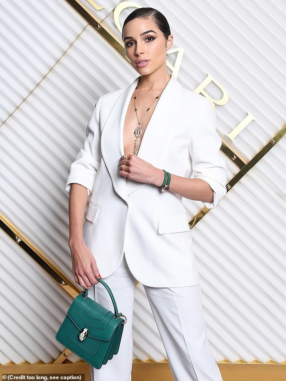 Bella Hadid nổi bật tại tuần lễ thời trang Milan - 11 Bella Hadid nổi bật tại tuần lễ thời trang Milan - 11