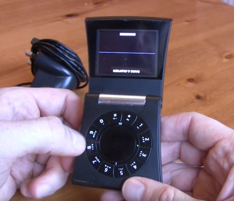 Nhìn lại những chiếc điện thoại phá cách của Samsung trong hơn một thập kỷ qua - 8