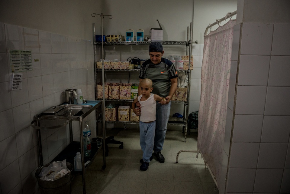 Người bệnh Venezuela mắc kẹt “cuộc chiến” hàng viện trợ nảy lửa - 11 Người bệnh Venezuela mắc kẹt “cuộc chiến” hàng viện trợ nảy lửa - 11