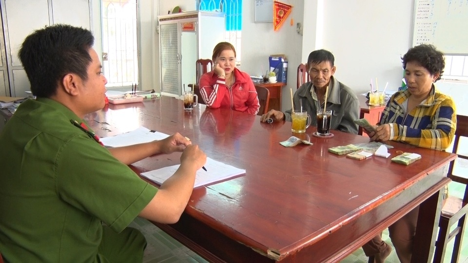 Chàng rể tương lai ra tay trộm tài sản của mẹ vợ trong ngày tình yêu - 1