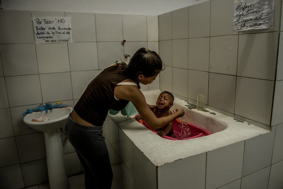 Người bệnh Venezuela mắc kẹt “cuộc chiến” hàng viện trợ nảy lửa - 7 Người bệnh Venezuela mắc kẹt “cuộc chiến” hàng viện trợ nảy lửa - 7