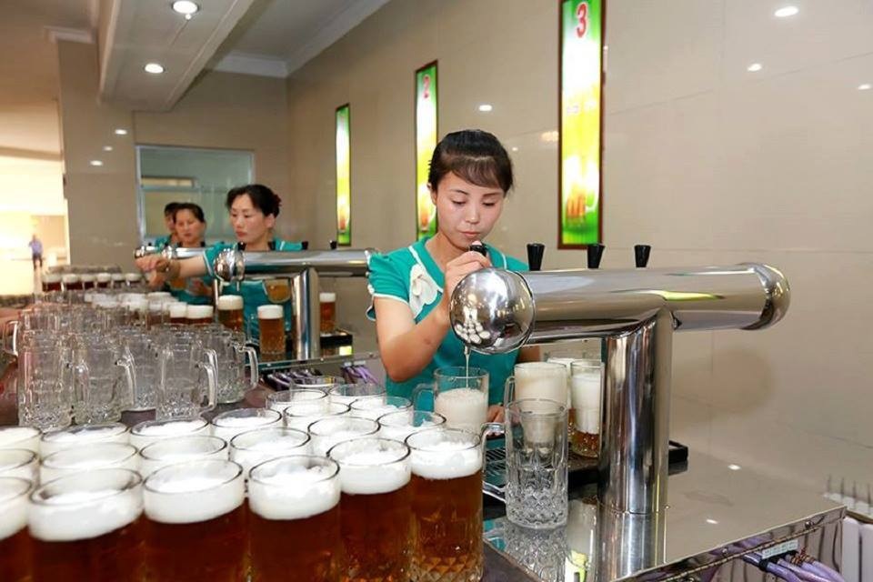 Bên trong quán bar kỳ lạ không ghế ngồi ở Triều Tiên - 2 Bên trong quán bar kỳ lạ không ghế ngồi ở Triều Tiên - 2