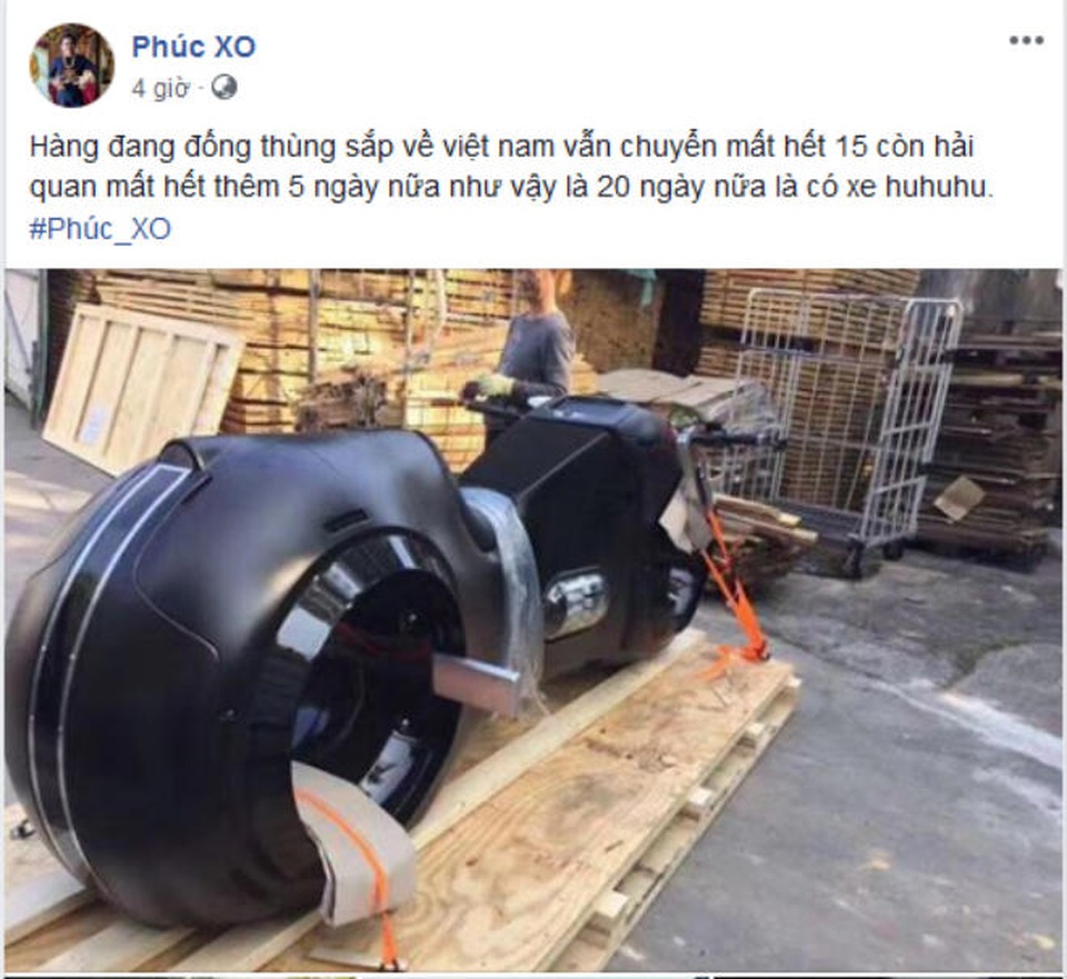 Choáng: Phúc XO tậu 2 môtô 10 tỷ có bánh không trục, động cơ 2000cc - 1 Choáng: Phúc XO tậu 2 môtô 10 tỷ có bánh không trục, động cơ 2000cc - 1