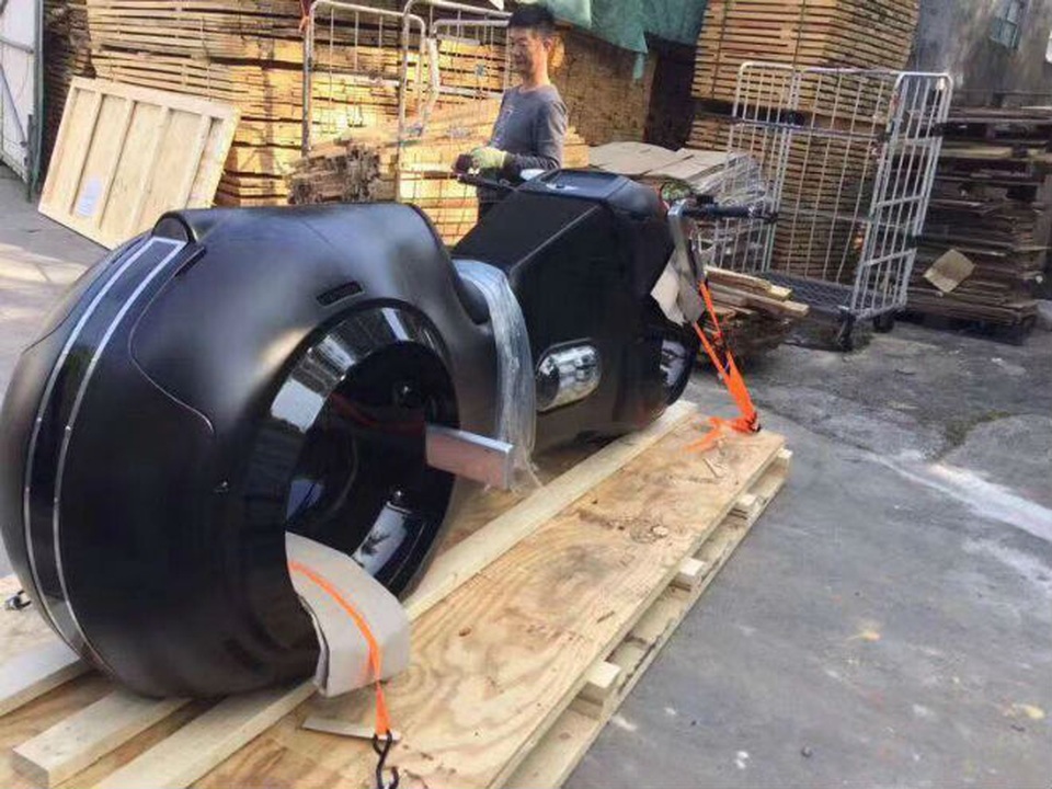 Choáng: Phúc XO tậu 2 môtô 10 tỷ có bánh không trục, động cơ 2000cc - 2 Choáng: Phúc XO tậu 2 môtô 10 tỷ có bánh không trục, động cơ 2000cc - 2