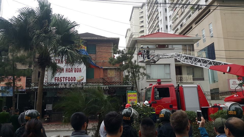 Hà Nội: Phá cửa, khống chế đối tượng ngáo đá cố thủ trong ngôi biệt thự - 2