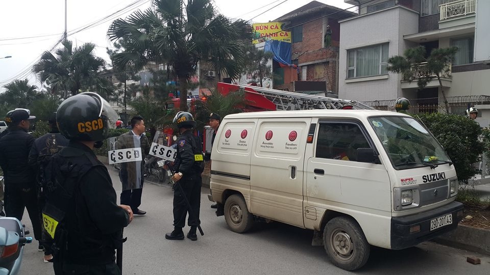 Hà Nội: Phá cửa, khống chế đối tượng ngáo đá cố thủ trong ngôi biệt thự - 1