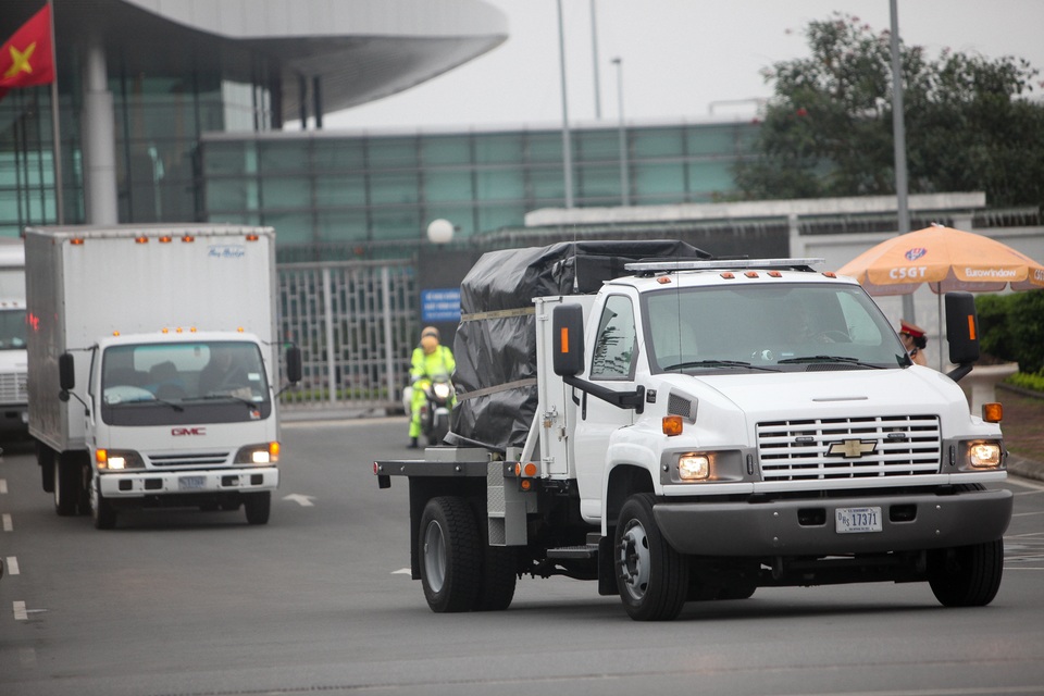 Đoàn ngựa thồ chở thiết bị an ninh phục vụ Tổng thống Mỹ rời Nội Bài - 9 Đoàn ngựa thồ chở thiết bị an ninh phục vụ Tổng thống Mỹ rời Nội Bài - 9