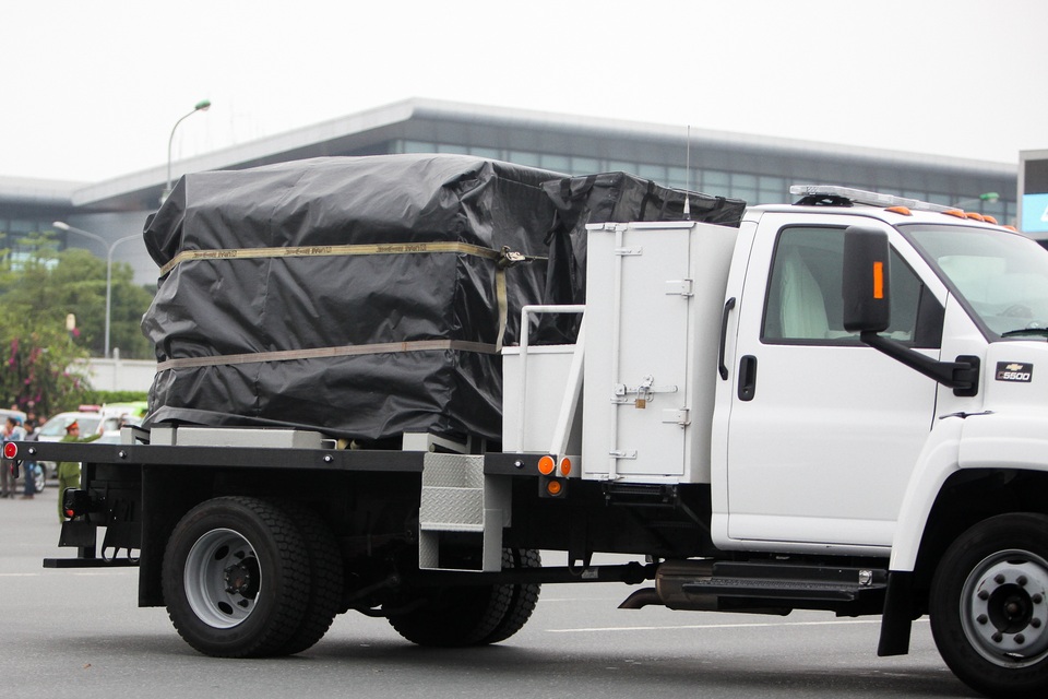 Đoàn ngựa thồ chở thiết bị an ninh phục vụ Tổng thống Mỹ rời Nội Bài - 7 Đoàn ngựa thồ chở thiết bị an ninh phục vụ Tổng thống Mỹ rời Nội Bài - 7