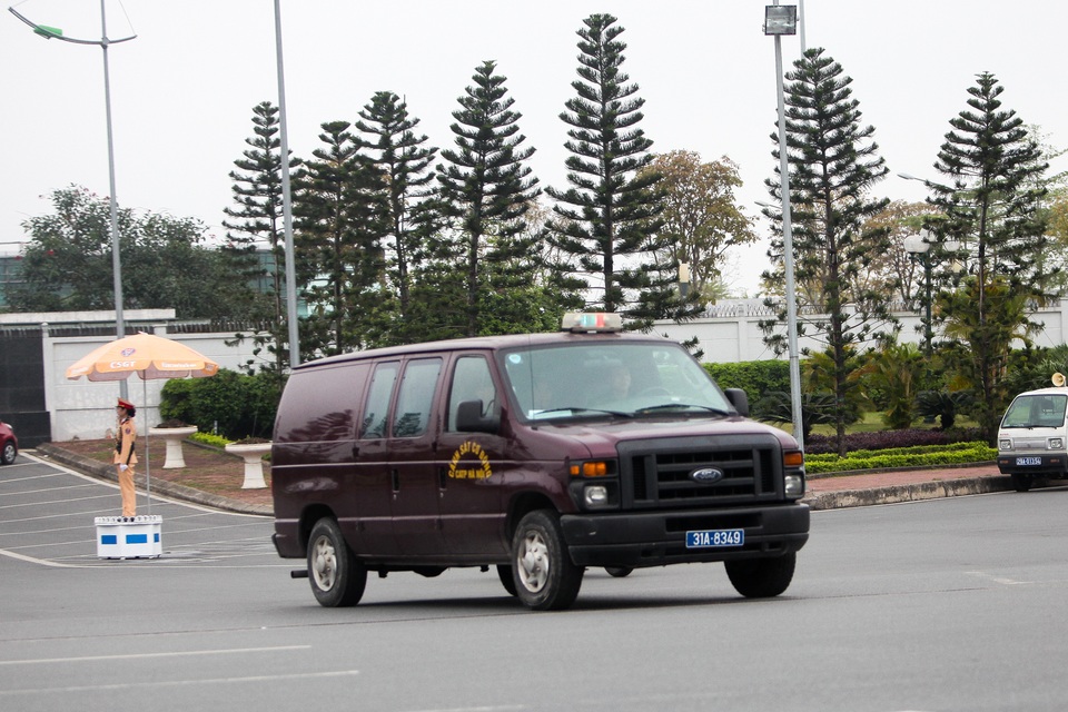 Đoàn ngựa thồ chở thiết bị an ninh phục vụ Tổng thống Mỹ rời Nội Bài - 10 Đoàn ngựa thồ chở thiết bị an ninh phục vụ Tổng thống Mỹ rời Nội Bài - 10