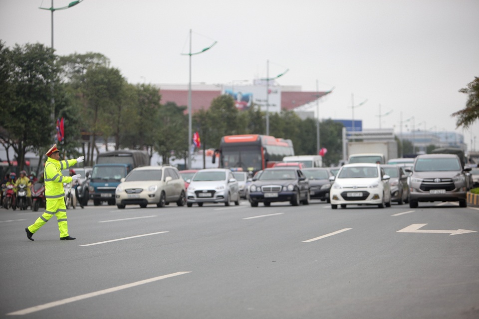 Đoàn ngựa thồ chở thiết bị an ninh phục vụ Tổng thống Mỹ rời Nội Bài - 11 Đoàn ngựa thồ chở thiết bị an ninh phục vụ Tổng thống Mỹ rời Nội Bài - 11