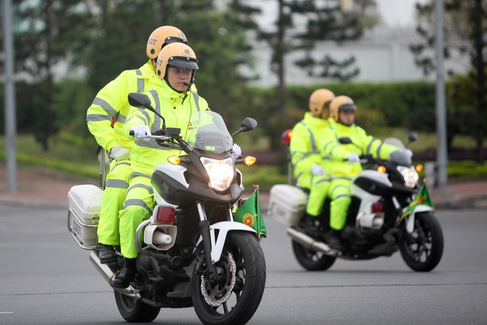 Đoàn ngựa thồ chở thiết bị an ninh phục vụ Tổng thống Mỹ rời Nội Bài - 2 Đoàn ngựa thồ chở thiết bị an ninh phục vụ Tổng thống Mỹ rời Nội Bài - 2
