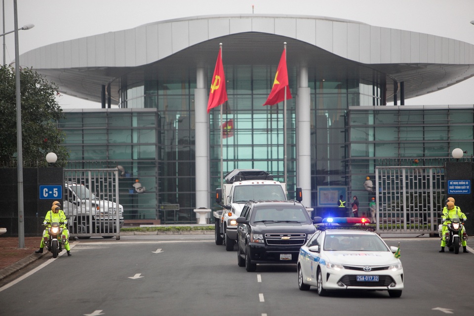 Đoàn ngựa thồ chở thiết bị an ninh phục vụ Tổng thống Mỹ rời Nội Bài - 3 Đoàn ngựa thồ chở thiết bị an ninh phục vụ Tổng thống Mỹ rời Nội Bài - 3