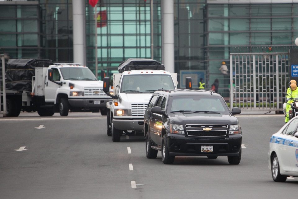Đoàn ngựa thồ chở thiết bị an ninh phục vụ Tổng thống Mỹ rời Nội Bài - 4 Đoàn ngựa thồ chở thiết bị an ninh phục vụ Tổng thống Mỹ rời Nội Bài - 4