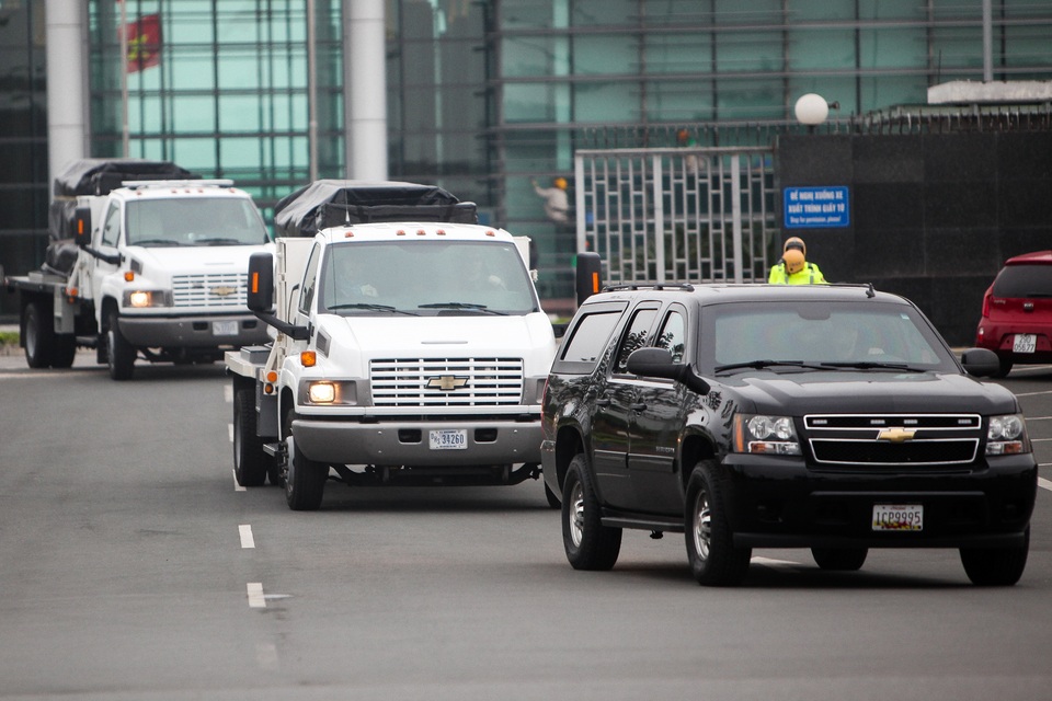 Đoàn ngựa thồ chở thiết bị an ninh phục vụ Tổng thống Mỹ rời Nội Bài - 1 Đoàn ngựa thồ chở thiết bị an ninh phục vụ Tổng thống Mỹ rời Nội Bài - 1