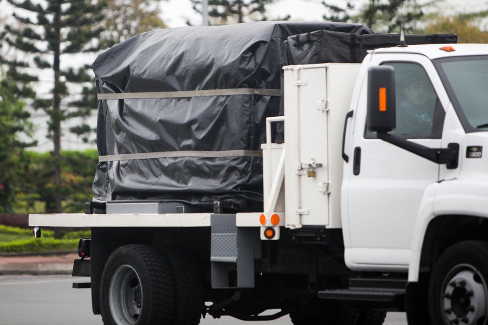 Đoàn ngựa thồ chở thiết bị an ninh phục vụ Tổng thống Mỹ rời Nội Bài - 6 Đoàn ngựa thồ chở thiết bị an ninh phục vụ Tổng thống Mỹ rời Nội Bài - 6