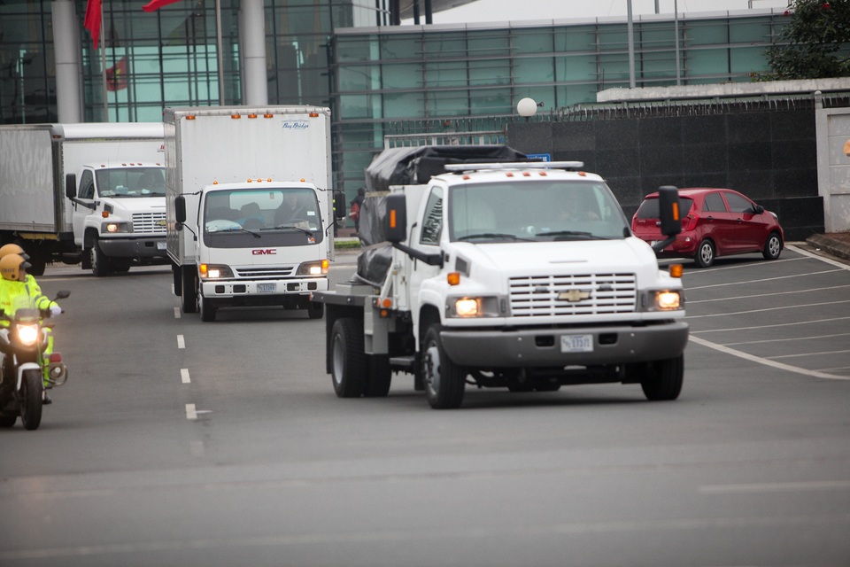 Đoàn ngựa thồ chở thiết bị an ninh phục vụ Tổng thống Mỹ rời Nội Bài - 5 Đoàn ngựa thồ chở thiết bị an ninh phục vụ Tổng thống Mỹ rời Nội Bài - 5