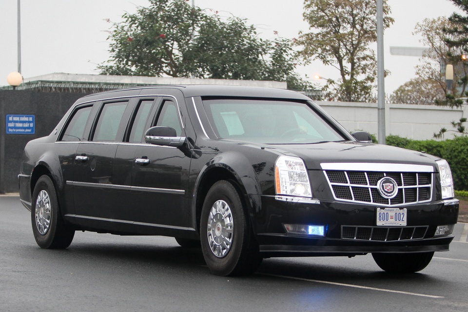 Xe “quái thú” của Tổng thống Donald Trump lăn bánh trên đường Hà Nội - 13 Xe “quái thú” của Tổng thống Donald Trump lăn bánh trên đường Hà Nội - 13