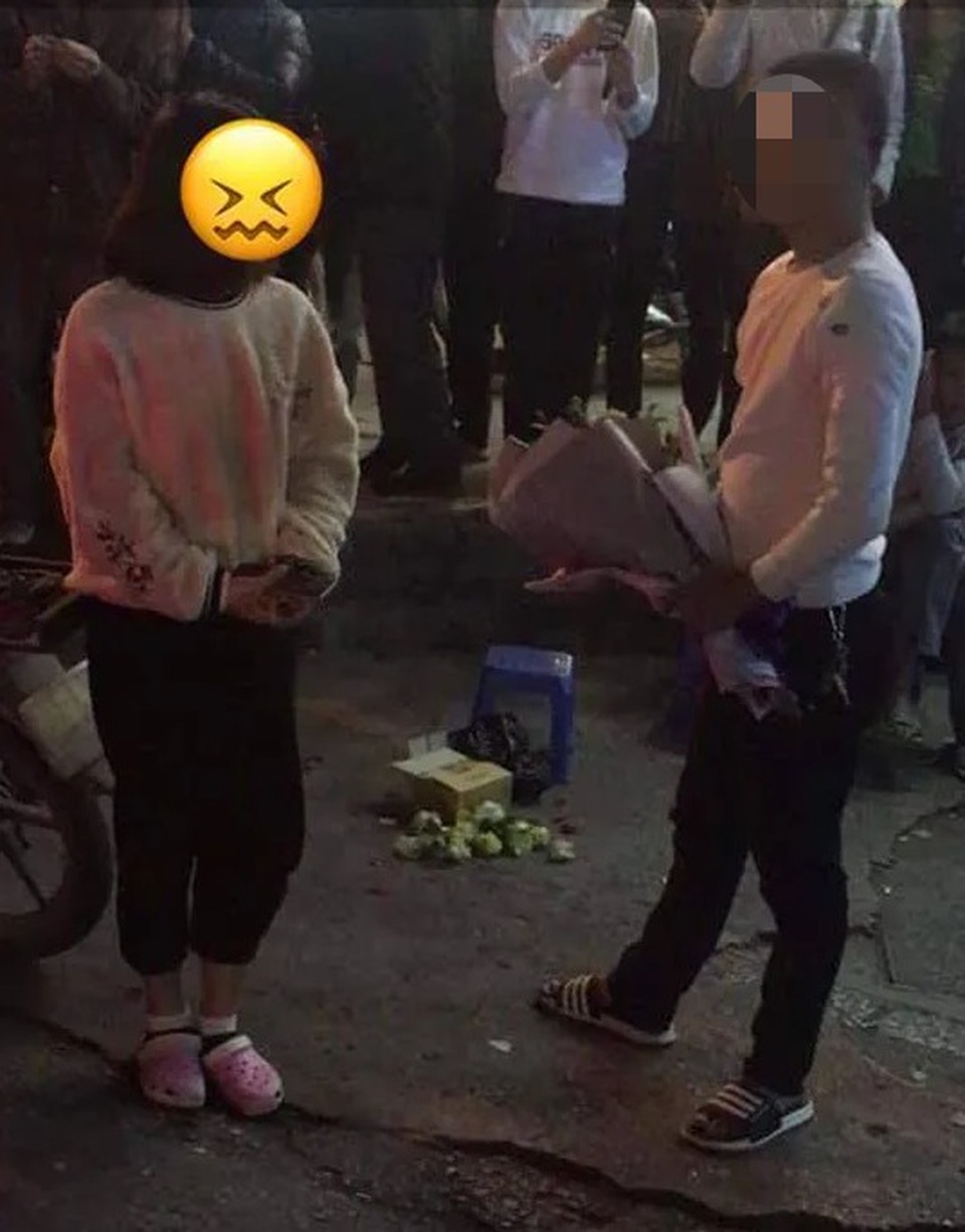Hà Nội: Màn tỏ tình như đòi nợ xôn xao trước cổng trường đại học - 2 Hà Nội: Màn tỏ tình như đòi nợ xôn xao trước cổng trường đại học - 2