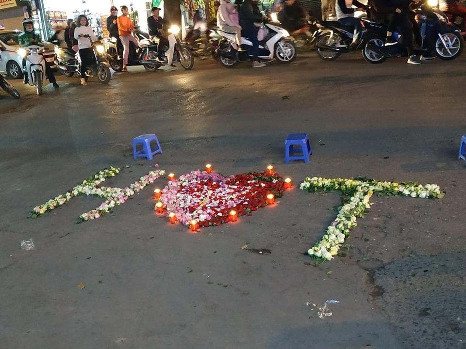 Hà Nội: Màn tỏ tình như đòi nợ xôn xao trước cổng trường đại học - 1 Hà Nội: Màn tỏ tình như đòi nợ xôn xao trước cổng trường đại học - 1