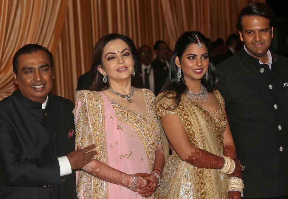 Tỷ phú Mukesh Ambani cùng vợ Nita Ambani, con gái Isha Ambani và chồng cô, Anand Piramal, người thừa kế của một doanh nghiệp bất động sản và dược phẩm. Tỷ phú Mukesh Ambani cùng vợ Nita Ambani, con gái Isha Ambani và chồng cô, Anand Piramal, người thừa kế của một doanh nghiệp bất động sản và dược phẩm.