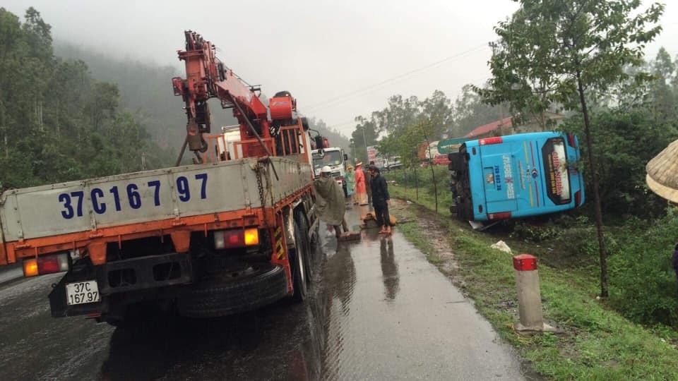 Xe khách phơi bụng, hàng chục hành khách may mắn thoát nạn - 1 Xe khách phơi bụng, hàng chục hành khách may mắn thoát nạn - 1