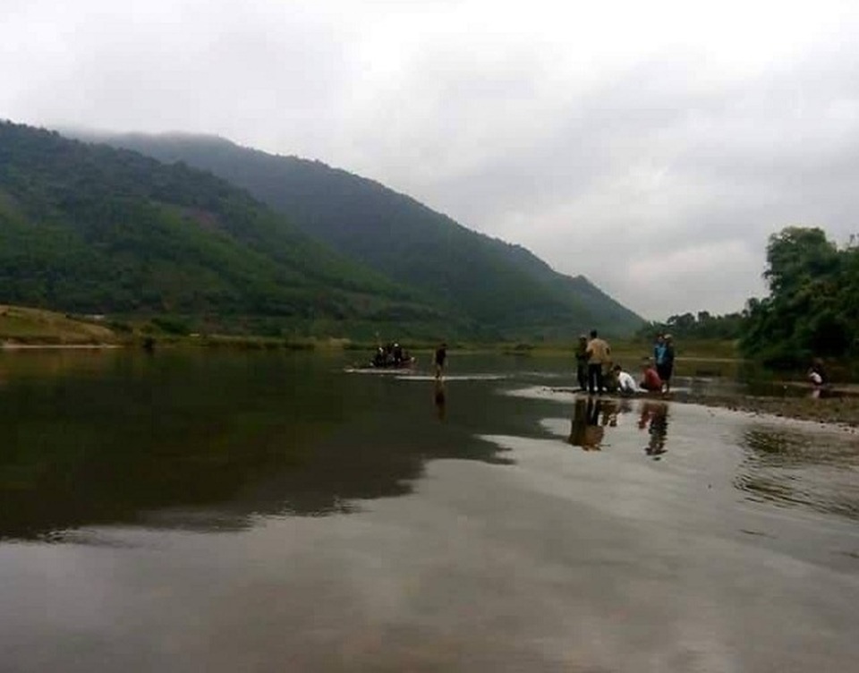 Tá hỏa phát hiện thi thể người đàn ông nổi trên sông - 1 Tá hỏa phát hiện thi thể người đàn ông nổi trên sông - 1