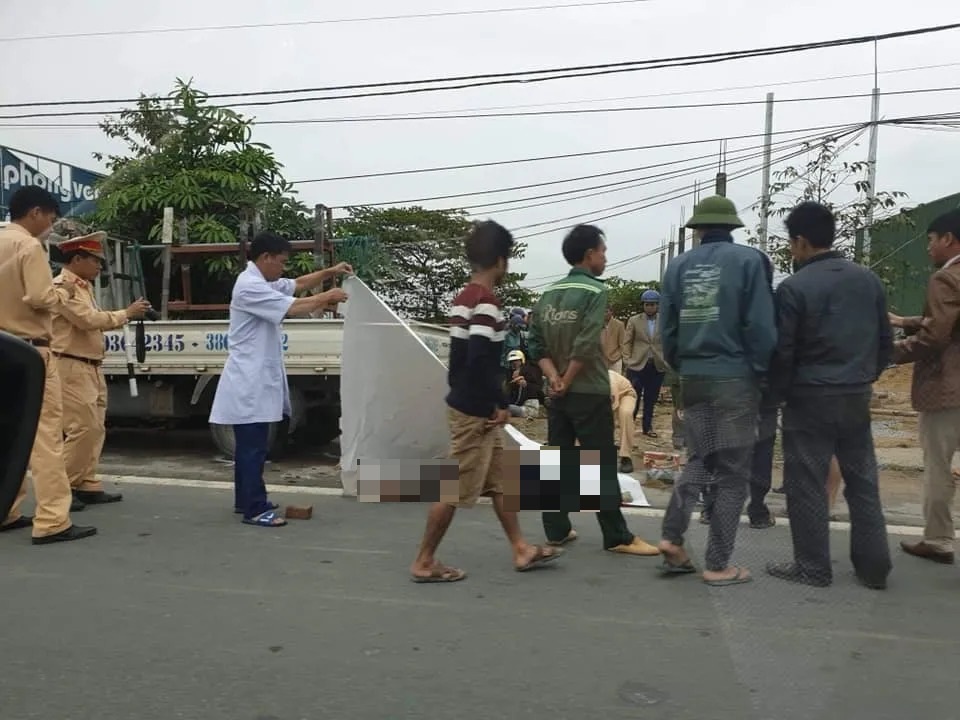 Đâm vào xe tải, 3 cha con thương vong - 1 Đâm vào xe tải, 3 cha con thương vong - 1