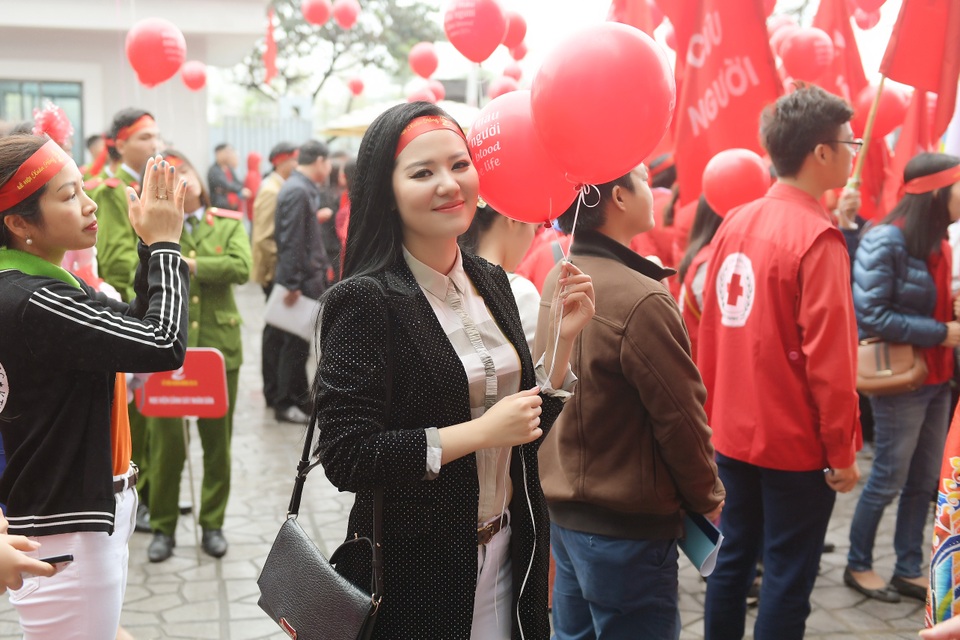 Ca sĩ Thuỳ Dung đầy nhiệt huyết trong Lễ hội Xuân Hồng 2019 - 1 Ca sĩ Thuỳ Dung đầy nhiệt huyết trong Lễ hội Xuân Hồng 2019 - 1