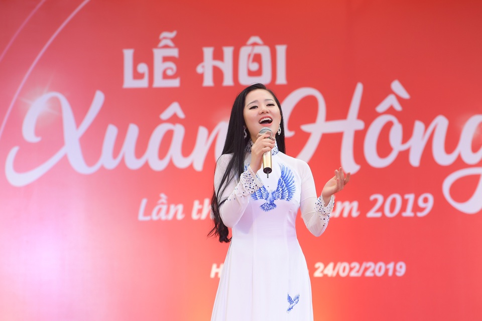 Ca sĩ Thuỳ Dung đầy nhiệt huyết trong Lễ hội Xuân Hồng 2019 - 8 Ca sĩ Thuỳ Dung đầy nhiệt huyết trong Lễ hội Xuân Hồng 2019 - 8