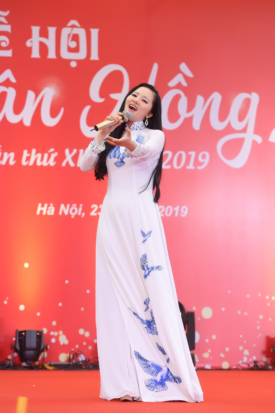 Ca sĩ Thuỳ Dung đầy nhiệt huyết trong Lễ hội Xuân Hồng 2019 - 7 Ca sĩ Thuỳ Dung đầy nhiệt huyết trong Lễ hội Xuân Hồng 2019 - 7