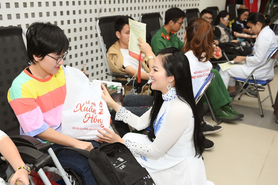 Ca sĩ Thuỳ Dung đầy nhiệt huyết trong Lễ hội Xuân Hồng 2019 - 5 Ca sĩ Thuỳ Dung đầy nhiệt huyết trong Lễ hội Xuân Hồng 2019 - 5