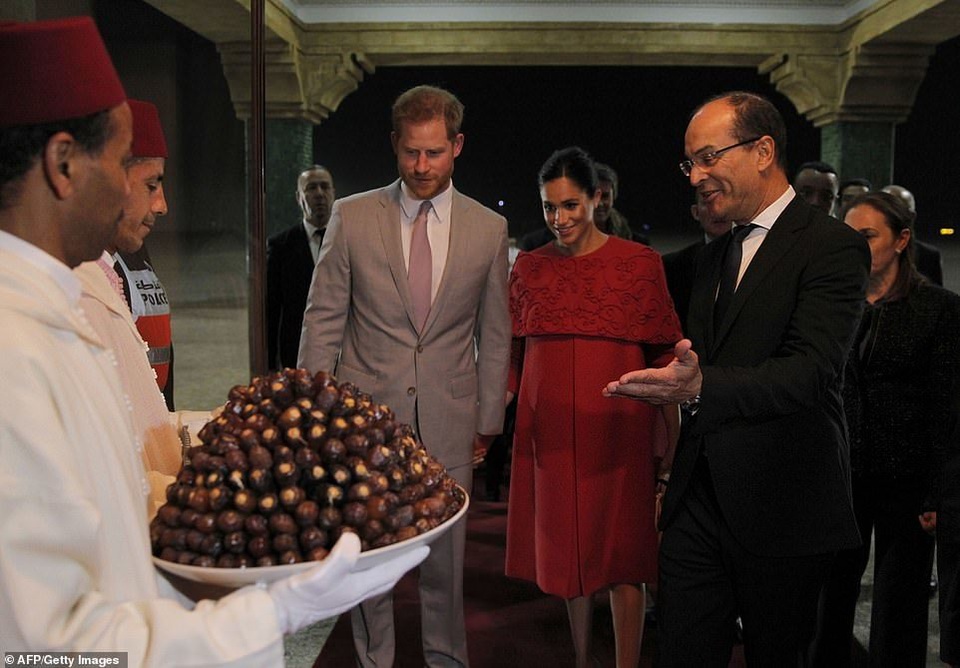 Bà bầu Meghan Markle kiều diễm với váy đỏ  - 2